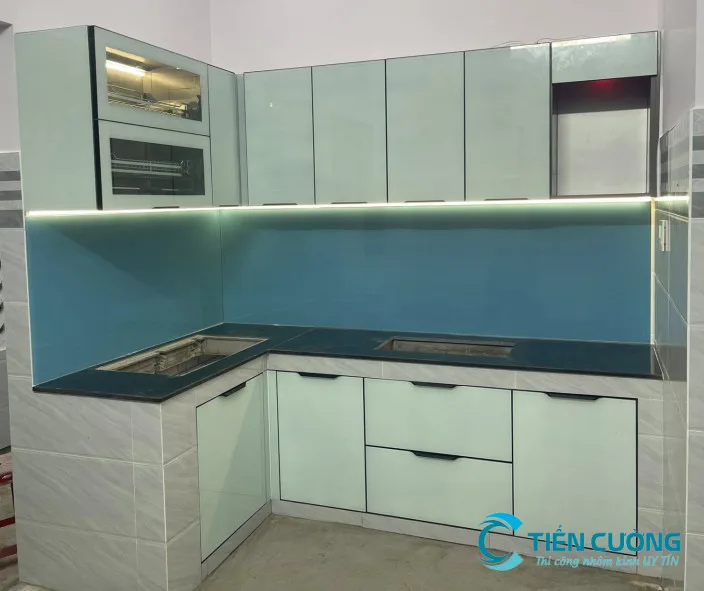 Tủ bếp nhôm kính cánh kính hiện đại Mẫu tủ bếp nhôm kính cánh kính hiện đại cho nhà phố