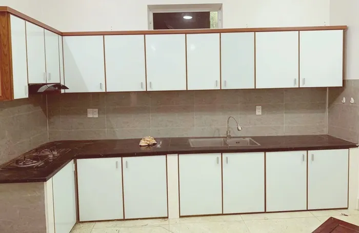 Mẫu tủ bếp nhôm kính chữ L 7 Thi công tủ bếp nhôm kính chữ L giá xưởng