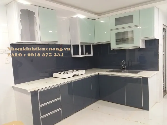 Kiểu cánh tủ treo được chọn theo khoảng mở và tầm sử dụng Tủ nhôm kính treo tường chia cánh theo chiều dài bếp