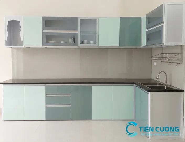 Mẫu tủ bếp nhôm kính đẹp: gợi ý kiểu dáng, màu sắc và vật liệu - hình ảnh thực tế Mẫu tủ bếp nhôm kính đẹp hiện đại