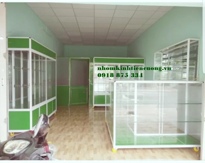 Hình thực tế: Mẫu tủ nhôm kính chia tầng theo nhóm sản phẩm Mẫu tủ nhôm kính chia tầng theo nhóm sản phẩm