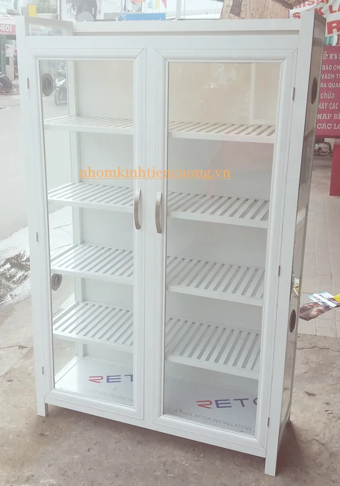 Mẫu tủ được chia thành các khoang phù hợp đường vận chuyển Tủ nhôm kính đựng chén bát lắp theo hiện trạng