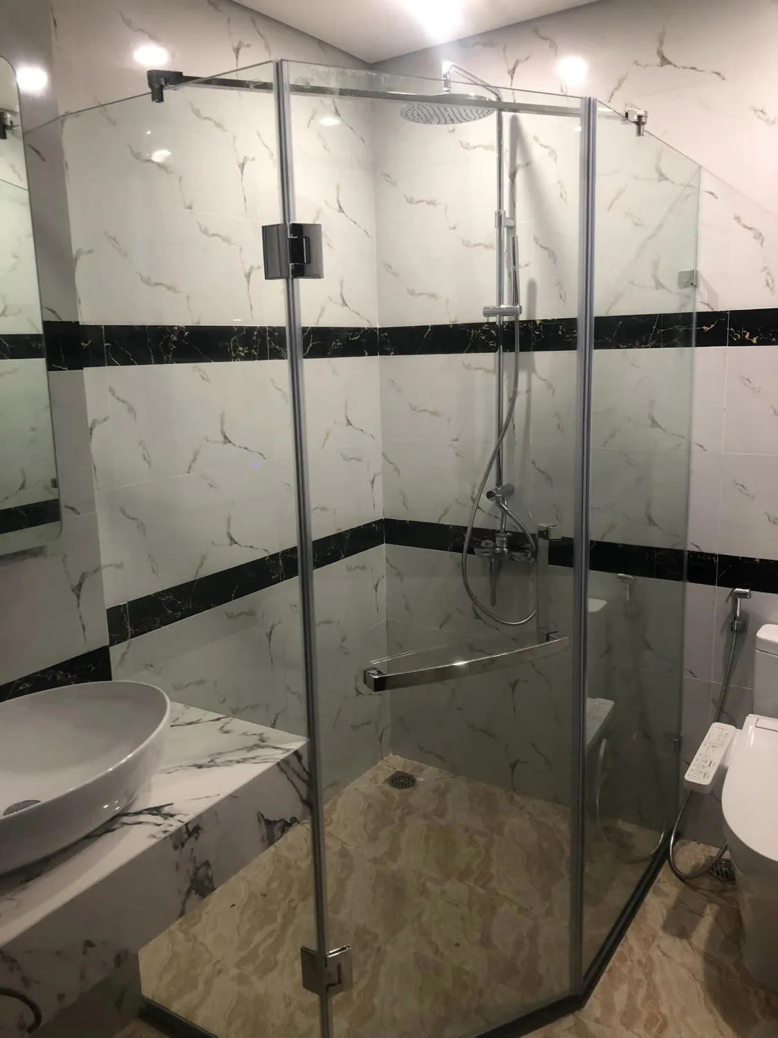 Phòng tắm kính TPHCM: mẫu, phương án và báo giá - hình ảnh thực tế Vách kính phòng tắm giúp phân chia khu vực khô và ướt