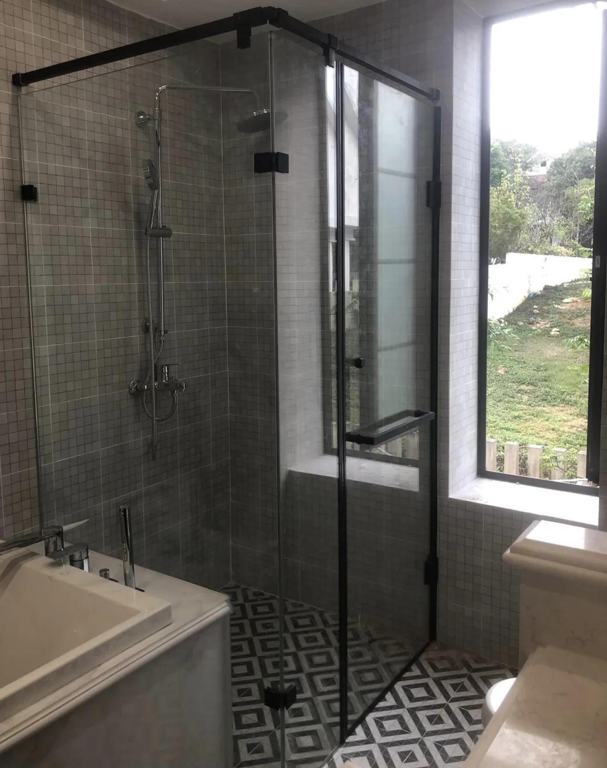 Phòng tắm kính TPHCM: mẫu, phương án và báo giá - hình ảnh thực tế Phòng tắm kính 135 độ tận dụng mặt bằng vát