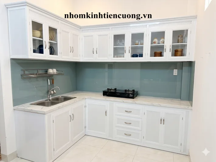 Thi công tủ bếp nhôm kính nhà phố Thi công tủ bếp nhôm kính cho nhà phố