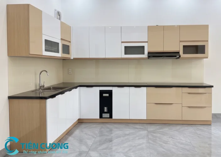 Mẫu tủ bếp nhôm kính đẹp: gợi ý kiểu dáng, màu sắc và vật liệu - hình ảnh thực tế Mẫu tủ bếp nhôm kính đẹp