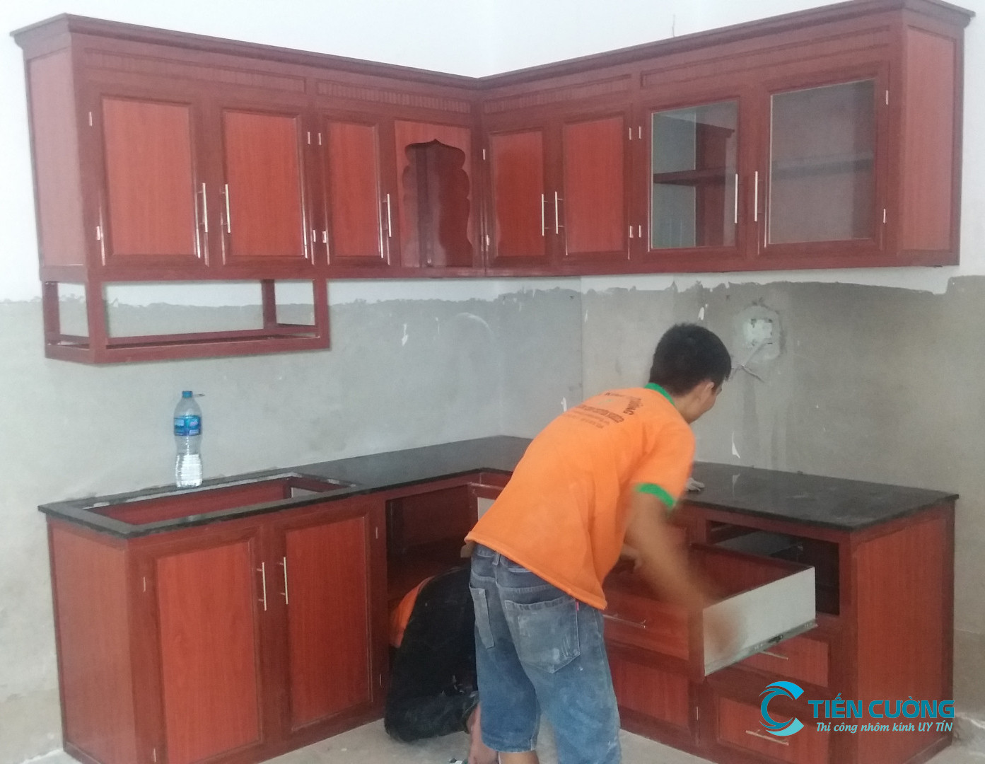 Mẫu tủ bếp nhôm Alu vân gỗ đẹp chống nước tốt