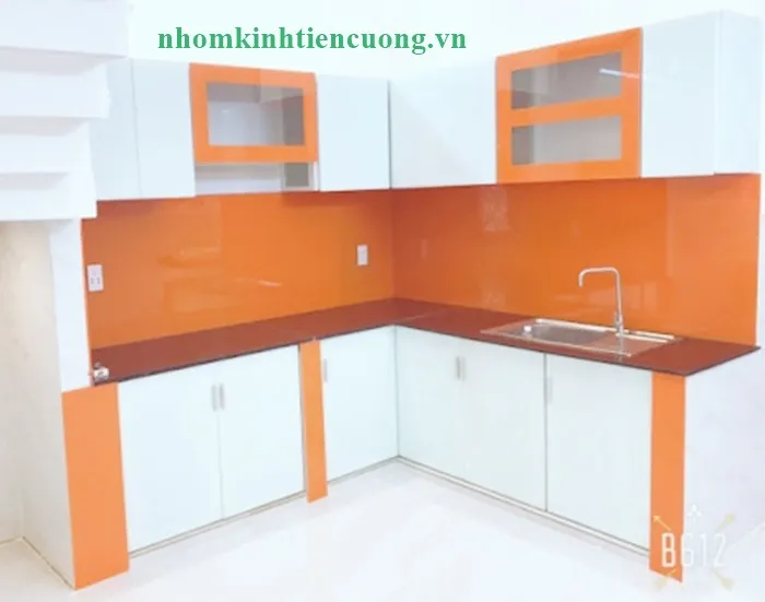 Mẫu tủ treo cánh kính sau khi căn chỉnh và nghiệm thu Tủ chén nhôm kính treo tường hoàn thiện với cánh kính