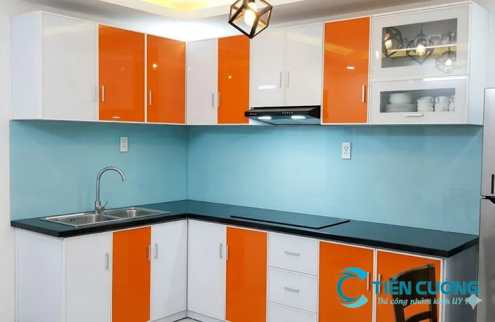 Tủ bếp nhôm cánh kính phối màu Tủ bếp nhôm cánh kính phối màu sáng