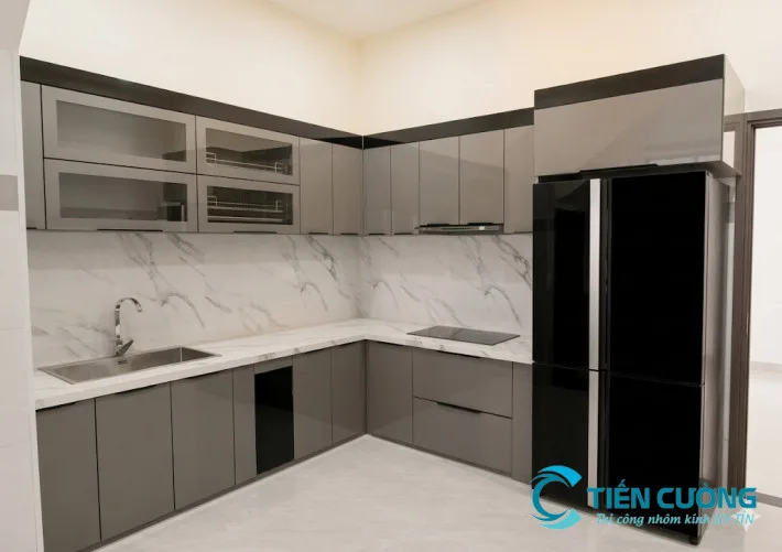 Tủ bếp nhôm kính phối cánh kính sáng Tủ bếp nhôm kính phối cánh kính sáng cho căn hộ