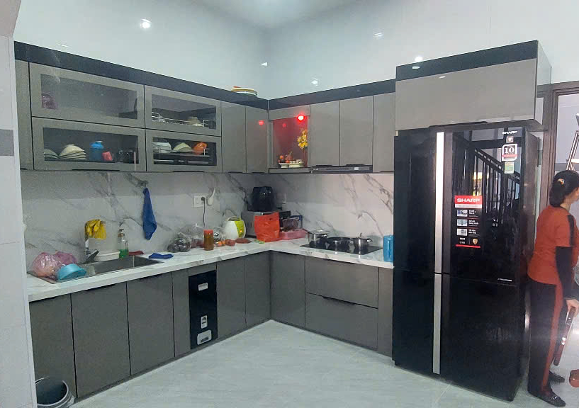 Tủ bếp nhôm hợp kim cánh kính, tay nắm cmc