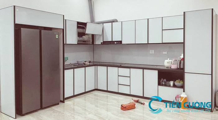 Mẫu tủ bếp nhôm kính đẹp hiện đại màu trắng cao cấp