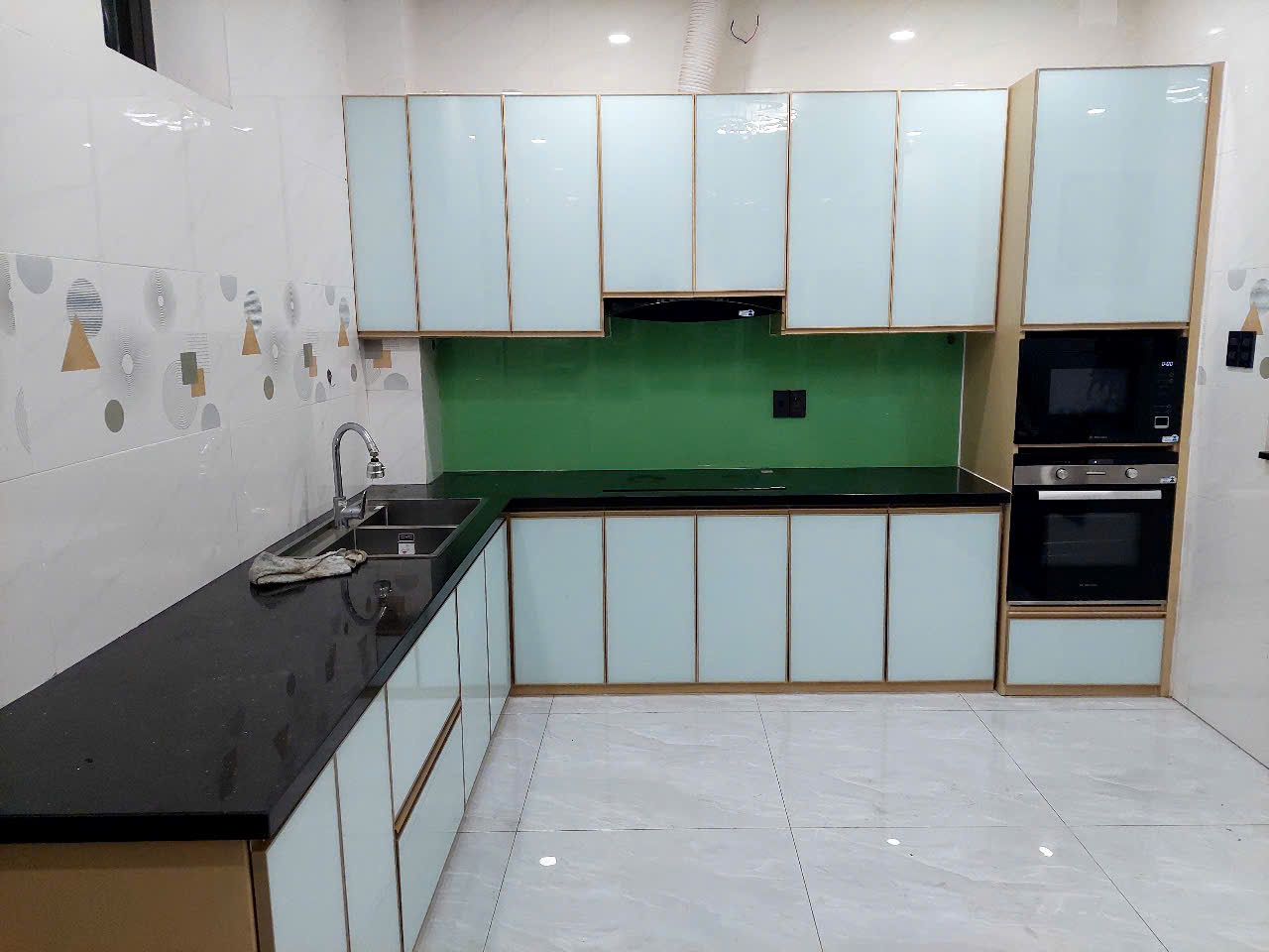 Mẫu tủ bếp nhôm hợp kim canh kính