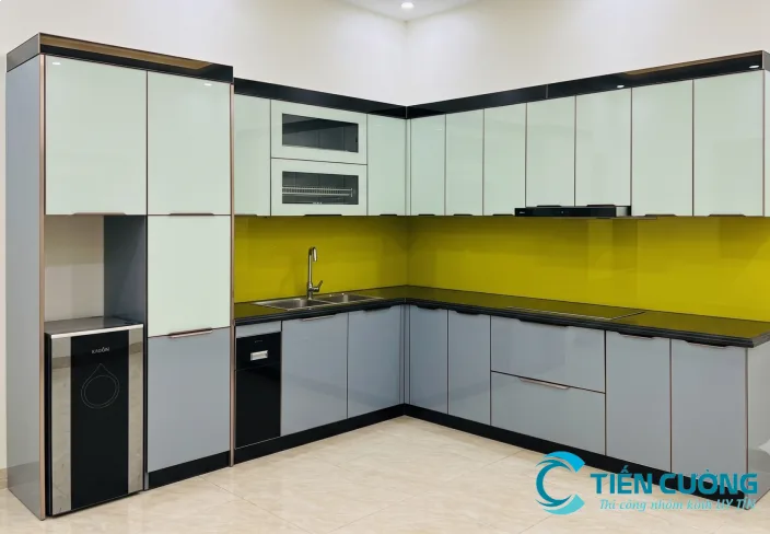 Mẫu tủ bếp nhôm kính đẹp: gợi ý kiểu dáng, màu sắc và vật liệu - hình ảnh thực tế Tủ bếp nhôm kính cánh kính