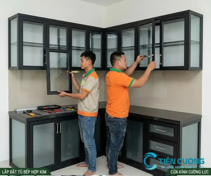Tủ bếp nhôm kính TP.HCM: mẫu đẹp, báo giá, thi công - hình ảnh thực tế Tủ bếp nhôm kính cánh mở hiện đại