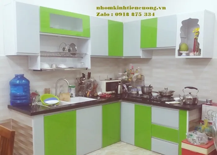 Tủ bếp nhôm kính chữ L 3 Tủ bếp nhôm kính chữ L chống ẩm mốc hiện đại