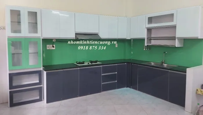 Tủ bếp nhôm kính đơn giản đẹp, gọn, dễ vệ sinh - hình ảnh thực tế Tủ bếp nhôm kính đơn giản hiện đại