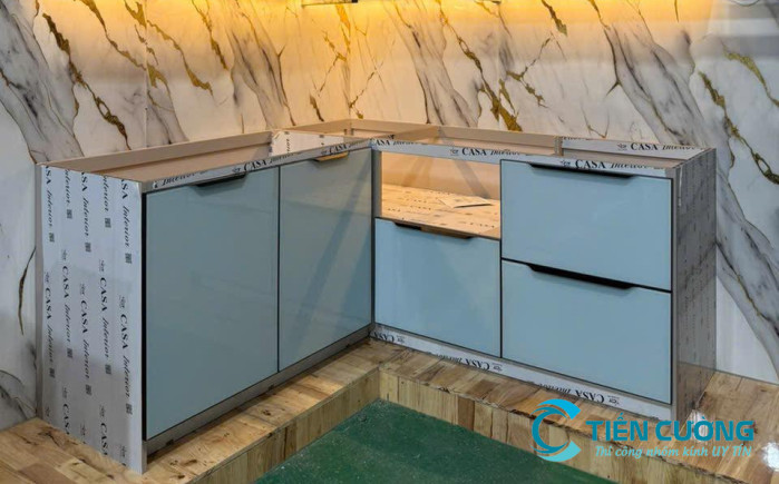 mẫu tủ bếp nhôm kính cánh kính cường lực sang trọng