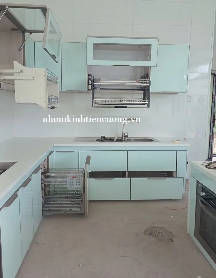 Tủ bếp nhôm kính màu trắng sứ 1 Mẫu tủ bếp nhôm kính cánh kính màu trắng sứ cao cấp