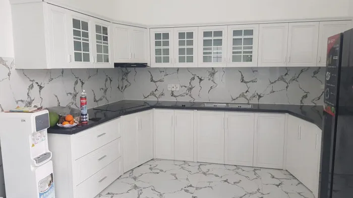 Tủ bếp nhôm kính màu trắng sứ 6 Tủ bếp nhôm kính màu trắng sứ bền đẹp theo thời gian