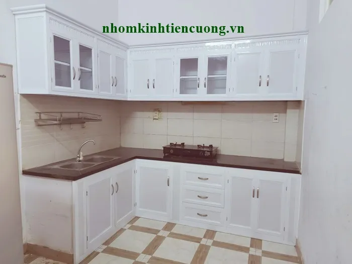 Tủ bếp nhôm kính màu trắng sứ 5 Thi công tủ bếp nhôm kính màu trắng sứ tại Tân Bình