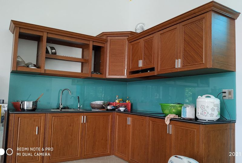 Tủ bếp nhôm kính vân gỗ đẹp bền chống nước