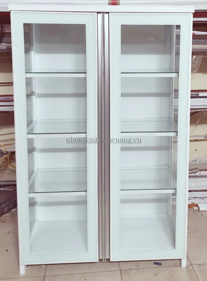 Mẫu tủ chén cân đối với chiều dài và màu sắc gian bếp Tủ chén nhôm kính đẹp bố trí theo mặt bằng bếp