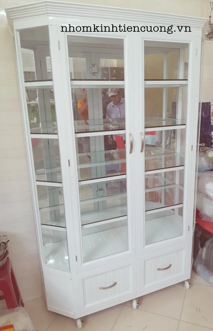 Bố trí khoang chén đĩa và đồ bếp để mặt tủ gọn Mẫu tủ chén nhôm kính chia ngăn theo đồ dùng