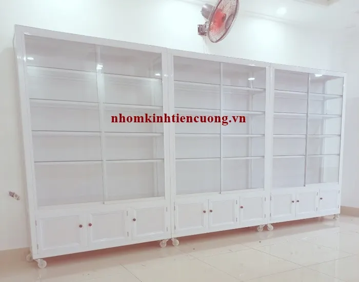 Hình thực tế: Tủ mỹ phẩm nhôm kính áp tường cho cửa hàng nhỏ Tủ mỹ phẩm nhôm kính áp tường cho cửa hàng nhỏ