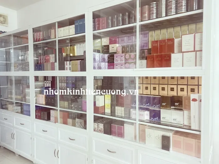 Hình thực tế: Tủ kính mỹ phẩm có cánh bảo vệ hàng trưng bày Tủ kính mỹ phẩm có cánh bảo vệ hàng trưng bày