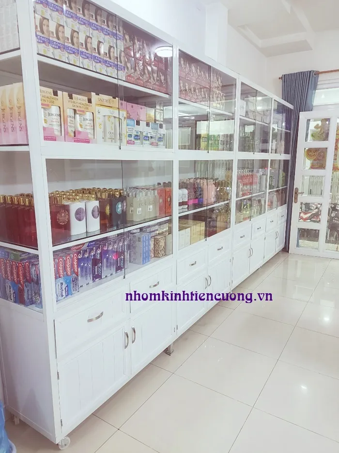 Hình thực tế: Tủ mỹ phẩm kính trong đặt tại khu tư vấn Tủ mỹ phẩm kính trong đặt tại khu tư vấn