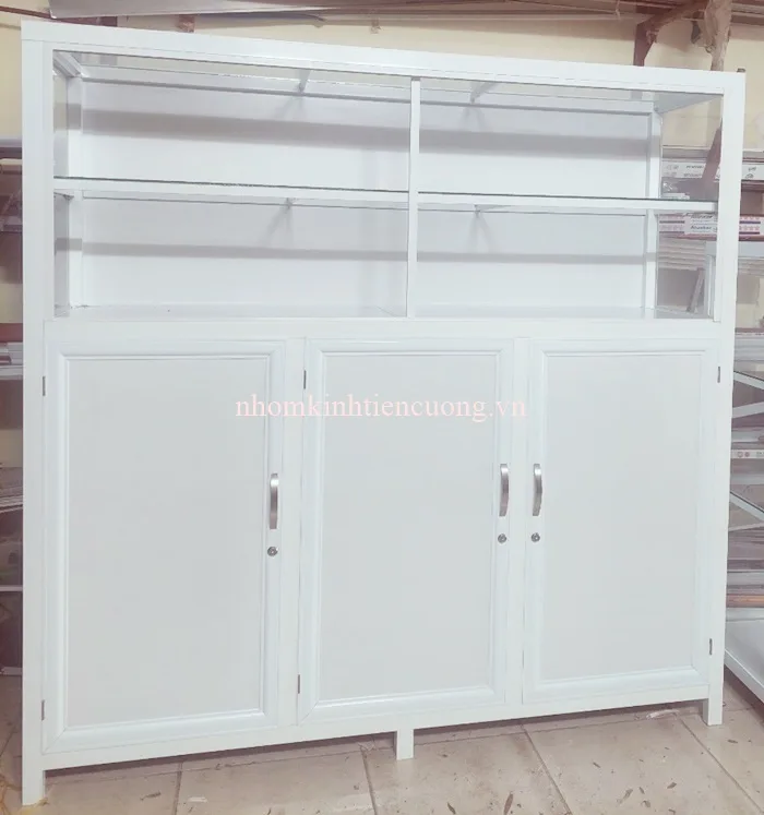 Hình thực tế: Tủ nhôm kính có khoang dưới để hàng dự trữ Tủ nhôm kính có khoang dưới để hàng dự trữ