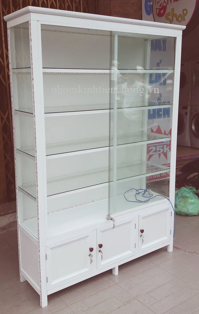 Hình thực tế: Tủ nhôm kính bo góc gọn cho cửa hàng Tủ nhôm kính bo góc gọn cho cửa hàng