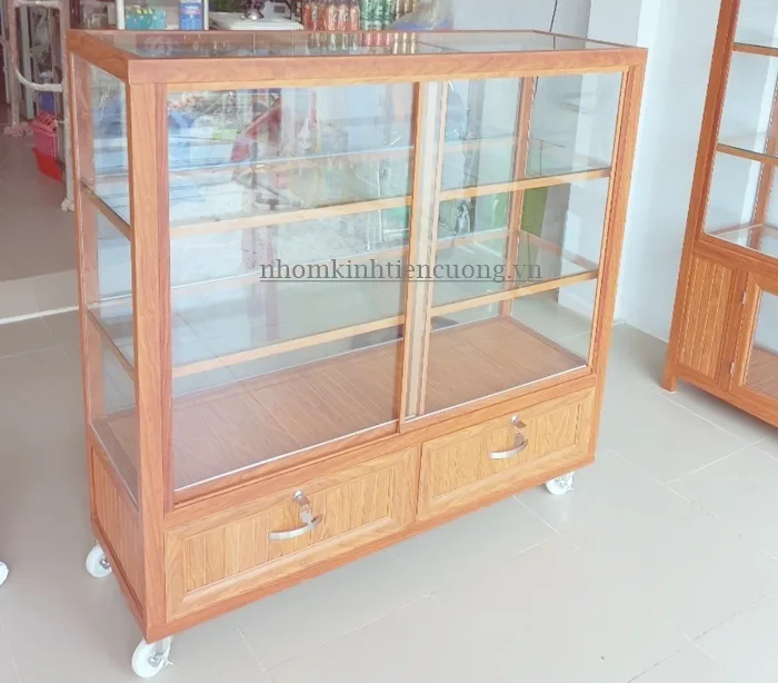 Hình thực tế: Tủ trưng bày mỹ phẩm có nhiều đợt kính Tủ trưng bày mỹ phẩm có nhiều đợt kính