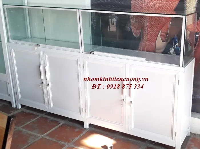 Hình thực tế: Tủ nhôm kính cao kịch trần cho cửa hàng mỹ phẩm Tủ nhôm kính cao kịch trần cho cửa hàng mỹ phẩm