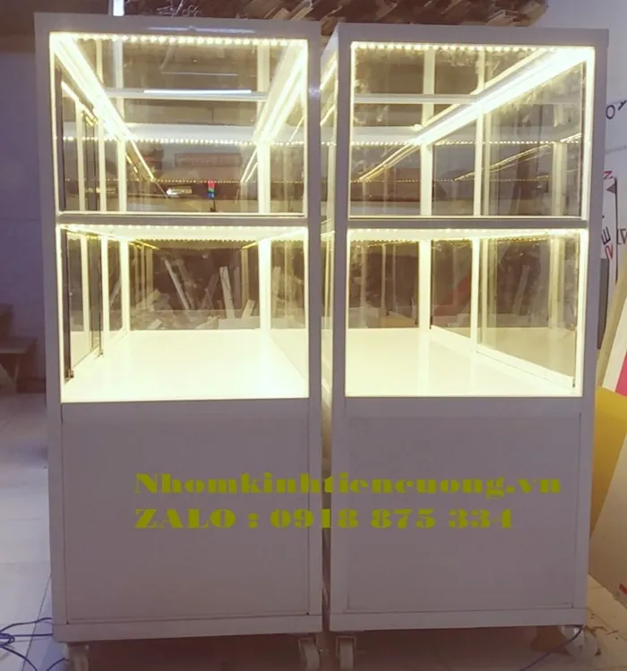 Hình thực tế: Tủ nhôm kính trưng bày mỹ phẩm theo góc phòng Tủ nhôm kính trưng bày mỹ phẩm theo góc phòng