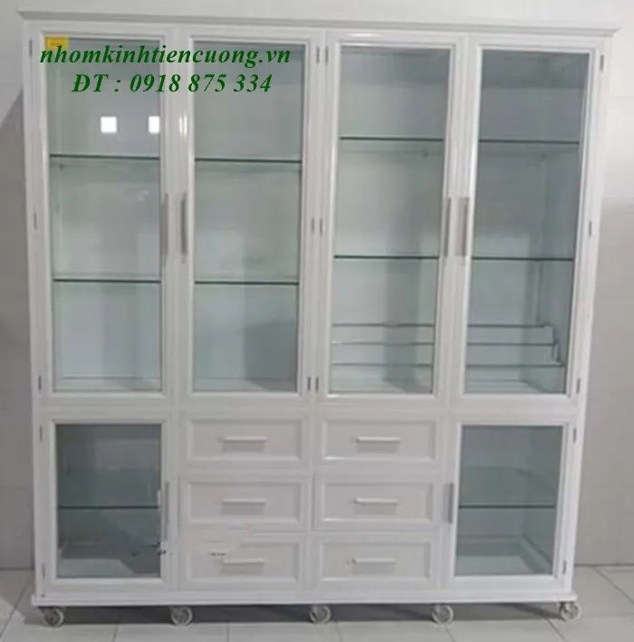 Hình thực tế: Tủ mỹ phẩm nhôm kính màu trắng cho spa Tủ mỹ phẩm nhôm kính màu trắng cho spa