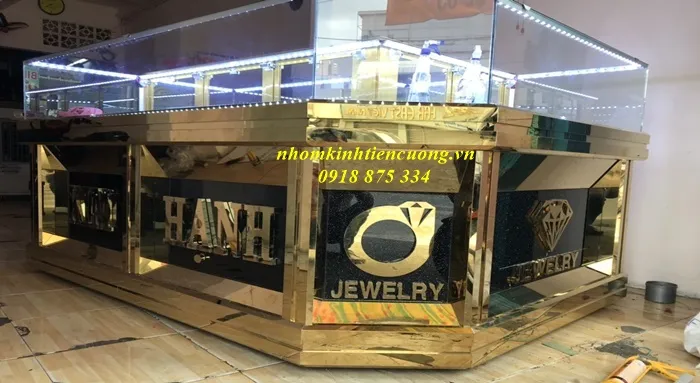Tủ bán vàng bạc, tủ trưng bày trang sức tại TP.HCM - hình ảnh thực tế Mẫu quầy vàng bạc có mặt kính cường lực