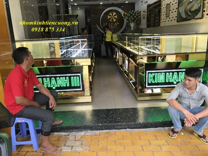Tủ bán vàng bạc, tủ trưng bày trang sức tại TP.HCM - hình ảnh thực tế Quầy kính trưng bày nhẫn và dây chuyền