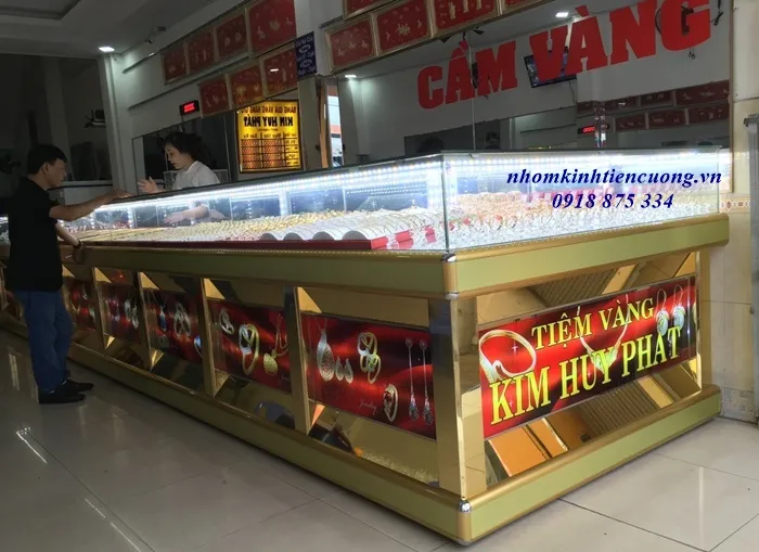 Tủ bán vàng bạc, tủ trưng bày trang sức tại TP.HCM - hình ảnh thực tế Tủ vàng bạc mặt kính rộng giúp khách dễ quan sát