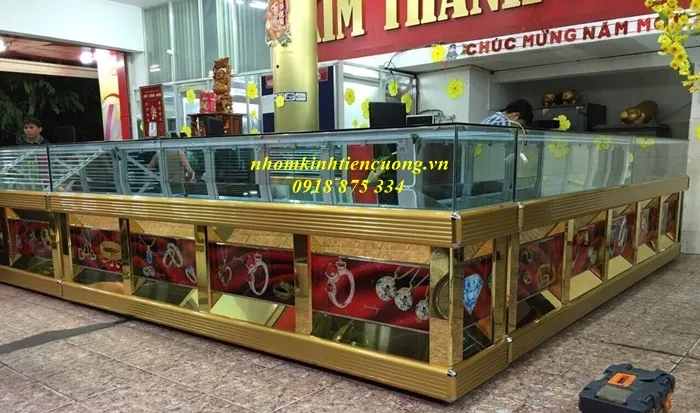 Tủ bán vàng bạc, tủ trưng bày trang sức tại TP.HCM - hình ảnh thực tế Mẫu tủ bán vàng bạc dạng quầy kính tại TP.HCM