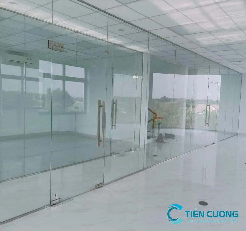 Cửa đi kính mở quay cần đủ khoảng mở Cửa đi kính cường lực mở quay cho nhà phố