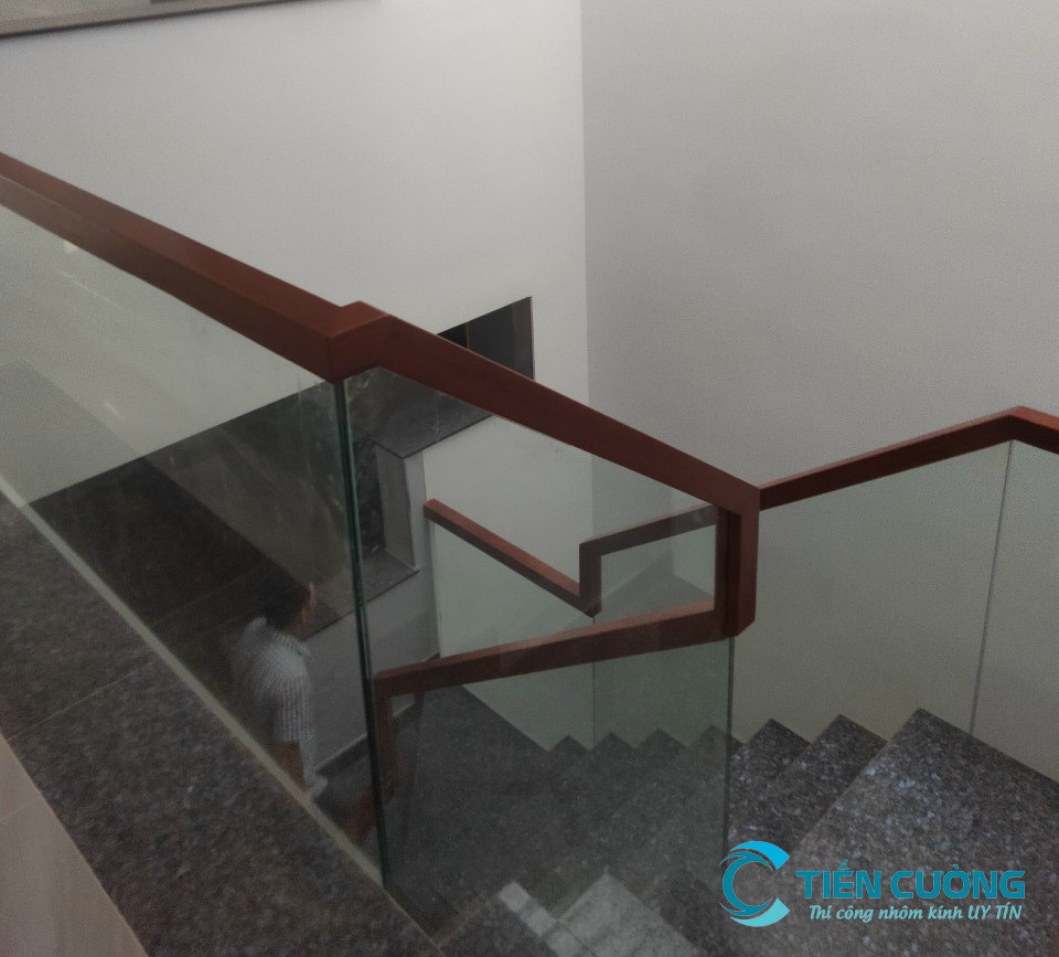 Lan can kính cường lực 4