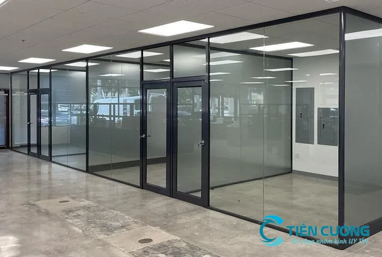 Cửa đi kính hoàn thiện cần đóng mở êm Cửa đi kính cường lực hoàn thiện cho công trình