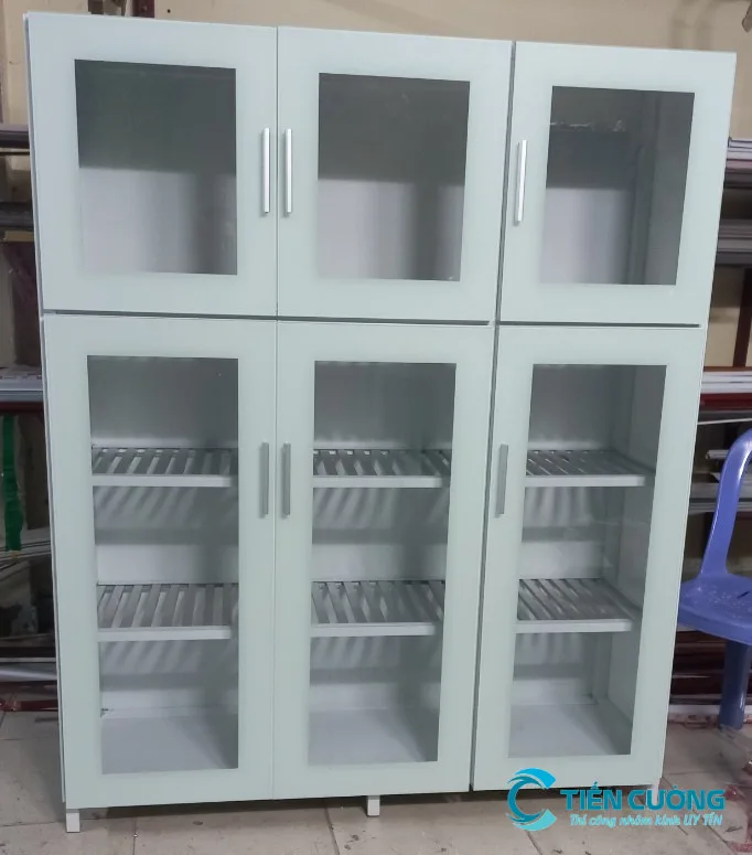 Mặt tủ cánh kính được căn chỉnh khe cánh sau lắp đặt Tủ chén nhôm kính cánh kính hoàn thiện tại công trình