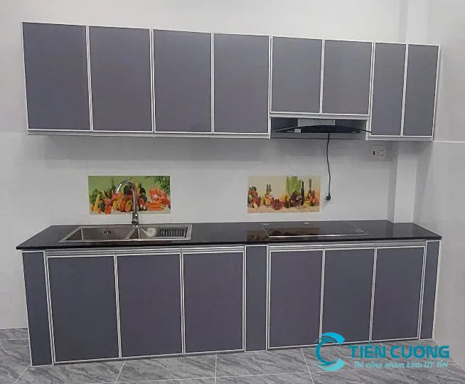 Mẫu tủ chén treo tường giúp giải phóng diện tích mặt sàn Tủ chén nhôm kính treo tường bố trí phía trên bàn bếp