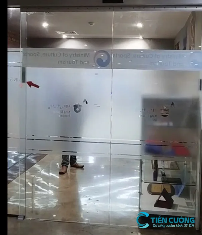 Khảo sát và lắp đặt cửa tự động kính cường lực Thi công cửa tự động kính cường lực đúng kích thước ô chờ