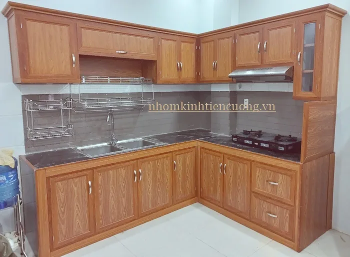 Tủ Bếp Nhôm Kính Vân Gỗ Đẹp Hiện Đại Cho Nhà Bếp được ưa chuộng - hình ảnh thực tế Mẫu tủ bếp nhôm kính vân gỗ đẹp hiện đại