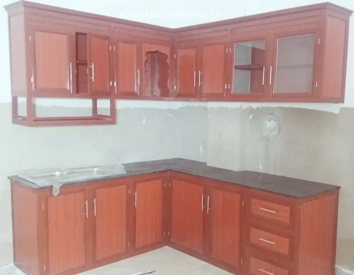 Tủ Bếp Nhôm Kính Vân Gỗ Đẹp Hiện Đại Cho Nhà Bếp được ưa chuộng - hình ảnh thực tế Tủ bếp nhôm kính cao cấp vân gỗ sang trọng