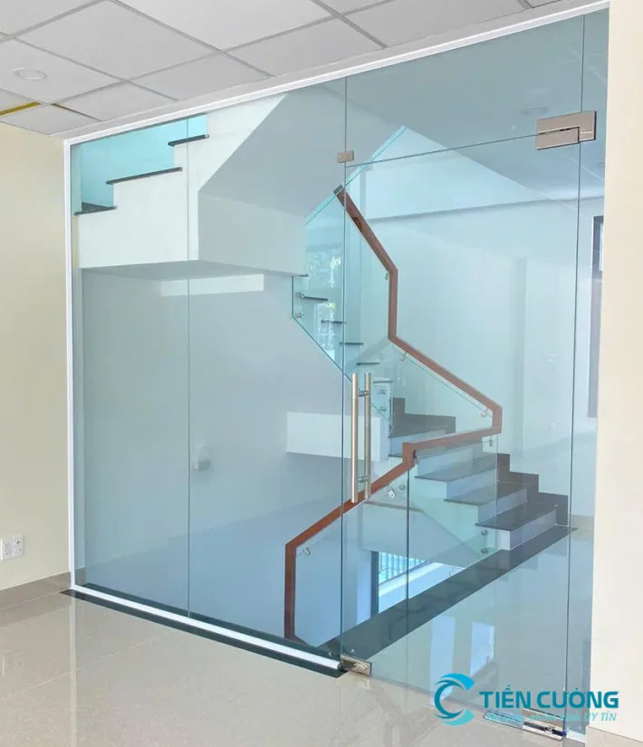 Cửa kính cường lực có an toàn không? Cách dùng đúng - hình ảnh thực tế Cửa kính cường lực nhà phố sử dụng an toàn